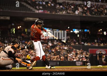 Arizona Diamondbacks erster Baseman Christian Walker (53) ist bereit, beim ersten Inning eines MLB-Baseballspiels gegen die San Francisc zu kurz zu kommen Stockfoto