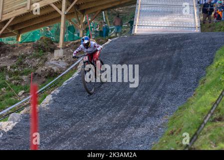 Lourdes, Frankreich : 2022. März 27 : HOLL Valentina AUT tritt beim UCI Mountain Bike Downhill World Cup 2022 in Lourdes, Frankreich, an. Stockfoto