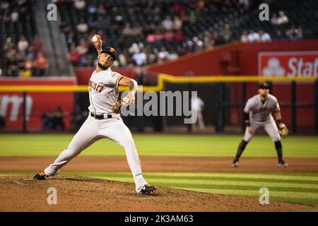 Der Pitcher der San Francisco Giants Camilo Doval (75) wirft am Sonntag, den September, im neunten Inning eines MLB-Baseballspiels gegen die Arizona Diamondbacks Stockfoto