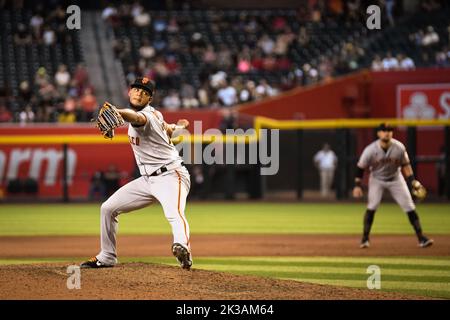 Der Pitcher der San Francisco Giants Camilo Doval (75) wirft am Sonntag, den September, im neunten Inning eines MLB-Baseballspiels gegen die Arizona Diamondbacks Stockfoto