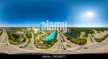 360 Grad Panorama Ansicht von Hollywood, FL, USA - 23. September 2022: Antennenanlage 360 sphärisch equiprechteckiges Panorama Hard Rock Casino Oasis Tower gitarrenförmiges Hotel