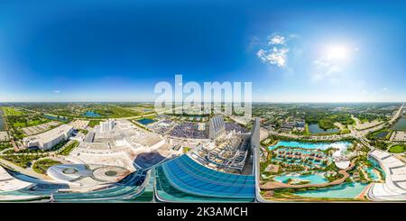 360 Grad Panorama Ansicht von Hollywood, FL, USA - 23. September 2022: Antennenanlage 360 sphärisch equiprechteckiges Panorama Hard Rock Casino Oasis Tower gitarrenförmiges Hotel