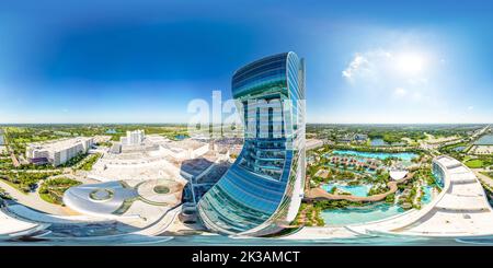 360 Grad Panorama Ansicht von Hollywood, FL, USA - 23. September 2022: Antennenanlage 360 sphärisch equiprechteckiges Panorama Hard Rock Casino Oasis Tower gitarrenförmiges Hotel