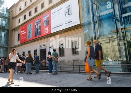 Madrid, Spanien, September 2022. Besucher am Eingang des Reina Sofia Art Museums im Stadtzentrum Stockfoto