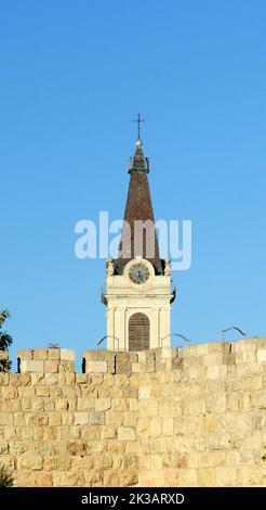 Uhrenturm des Klosters des Heiligen Erlösers im christlichen Viertel in der Altstadt von Jerusalem. Stockfoto