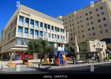 WeWork-Gebäude und die ikonische Talitha Kumi-Fassade in der King George V-Straße im Zentrum von Jerusalem, Israel. Stockfoto