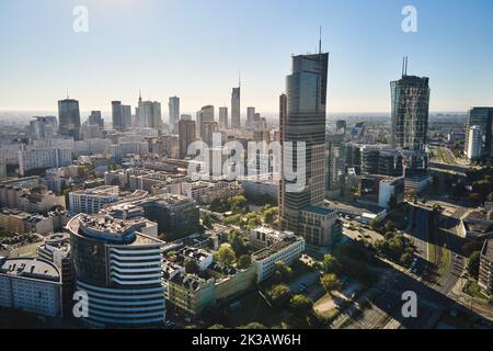 Luftdrohnenansicht der Stadt Warschau, Zentrum von Warschau mit Wolkenkratzern, Hauptstadt von Polen mit modernen Bürogebäuden im Business Center Stockfoto