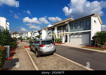 Brisbane Australien / Ein Toyota RAV 4 parkte vor den Modern Apartments im Vorort Carindale. Stockfoto