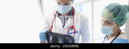 Ärzte in der Klinik betrachten eine Röntgenaufnahme der Lunge Stockfoto