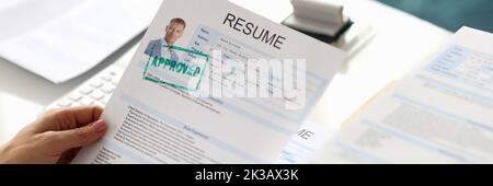 Hände halten Lebenslauf des Mannes für die Beschäftigung mit Stempel genehmigt Nahaufnahme Stockfoto