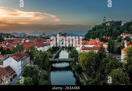 Ljubljana, Slowenien - Luftaufnahme von Ljubljana an einem Sommernachmittag mit dem Fluss Ljubljanica, der Burg von Ljubljana (Ljubljanski Grad), der Skyline der Capit Stockfoto