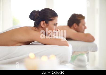 Verwöhnung in den Flitterwochen. Ein glückliches Paar, das sich in einem Spa entspannen kann. Stockfoto
