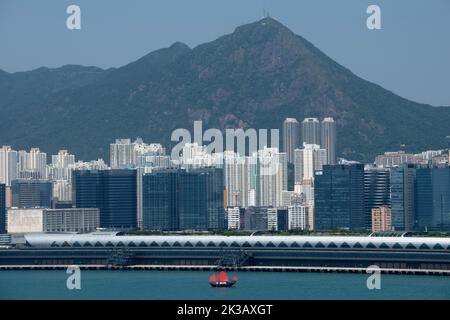 Kai Tak Cruise Terminal ist ein Kreuzfahrtterminal auf der ehemaligen Landebahn des Kai Tak Airport in Hongkong. Hongkong, China. Stockfoto