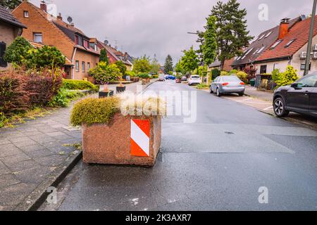 Städtischer Straßen- und Straßenbau zur Beruhigung des Verkehrs und zur Geschwindigkeitsbegrenzung. Durch die Verengung und Platzierung künstlicher Hindernisse auf der Straße können Sie INCI vermeiden Stockfoto