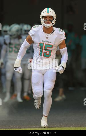 Sonntag, 25. September 2022; Miami Gardens, FL USA; Miami Dolphins Linebacker Jaelan Phillips (15) tritt vom Tunnel aus zu Beginn ein NF in das Feld ein Stockfoto