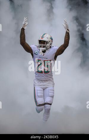Sonntag, 25. September 2022; Miami Gardens, FL USA; Miami Dolphins Eckpfeiler Xavien Howard (25) tritt am Anfang aus dem Tunnel ein NFL Stockfoto