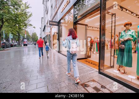 21. Juli 2022, Düsseldorf, Deutschland: Berühmte Modekette Max und Co. Eingang mit Display. Menschen, die an der Vitrine vorbeikommen Stockfoto