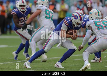 Sonntag, 25. September 2022; Miami Gardens, FL USA; Buffalo Bills Quarterback Josh Allen (17) läuft mit dem Ball, ist aber kurz für den ersten Down-Durin Stockfoto