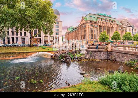 21. Juli 2022, Düsseldorf, Deutschland: Triton-Skulptur und Brunnen am Kanal der Königsallee in der Nähe der Kaufhof Gallery Stockfoto