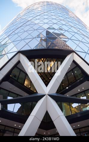 London, Großbritannien - 25. April 2019: Fassade von 30 St Mary Axe früher bekannt als das Swiss Re Building und informell bekannt als die Gherkin Stockfoto