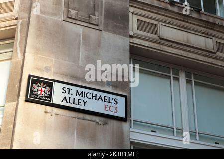 London, Vereinigtes Königreich - 25. April 2019: Londoner Straßenschild. St. Michael Alley Street, City of London Stockfoto