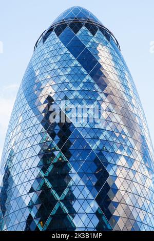 London, Großbritannien - 25. April 2019: Außenansicht der 30 St Mary Axe, die früher als Swiss Re Building und informell als Gherkin bekannt war Stockfoto