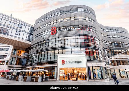 21. Juli 2022, Düsseldorf, Deutschland: Einkaufszentrum Breuninger im Ko Bogen Komplex. Modegeschäfte und Sehenswürdigkeiten in Düsseldorf Stockfoto