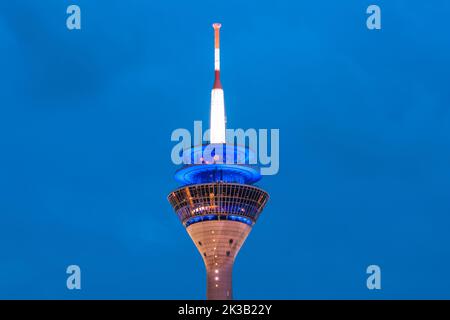 22. Juli 2022, Düsseldorf, Deutschland: Der Rheinturm ist ein berühmtes Reise- und Sightseeing-Wahrzeichen mit dem dunklen Wasser des Rheins im for Stockfoto