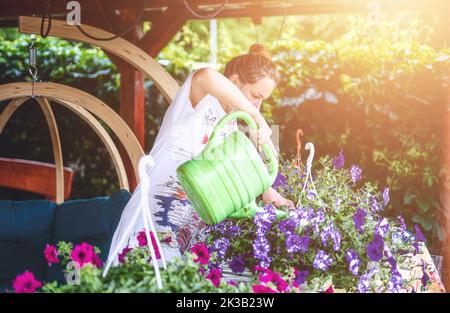 Zugeschnittenes Bild einer Frau im Garten. Stockfoto