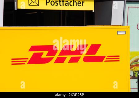 23. Juli 2022, Düsseldorf, Deutschland: DHL-Lieferwagen in der Nähe des deutschen Postlagers. Schifffahrt und Frachtverkehr Industrie Stockfoto