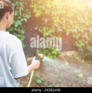 Zugeschnittenes Bild einer Frau im Garten. Stockfoto