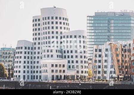 23. Juli 2022, Düsseldorf, Deutschland: Neuer Zollhof Wohn- und Bürokomplex - berühmte Architektur- und Reiseziele Stockfoto