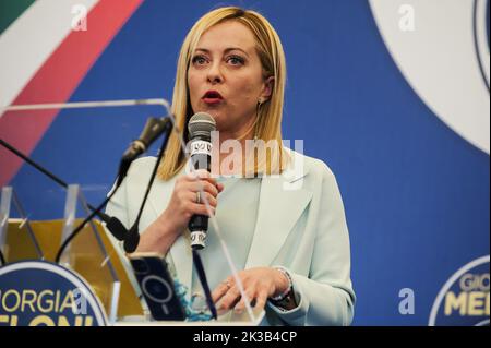 Rom, Italien. 25. September 2022. Giorgia Meloni hat während einer Pressekonferenz gesprochen. Giorgia Meloni, Vorsitzende der rechtsextremen und nationalkonservativen Partei Fratelli díItalia (Brüder Italiens), kommentierte den Sieg der Partei bei den italienischen Wahlen am 25. September 2022 im Parco Principi Hotel in Rom. Kredit: SOPA Images Limited/Alamy Live Nachrichten Stockfoto