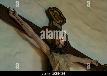 Hölzernes Kruzifix aus dem Ende des 15.. Jahrhunderts in der Egeskov-Kirche, Dänemark, 19. September 2022 Stockfoto