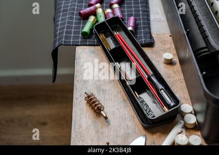 Set von Werkzeugen für die Reinigung und Reparatur von Waffen in der Werkstatt Stockfoto