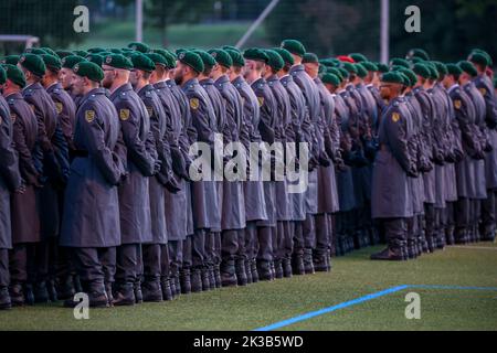 Pockau Lengefeld, Deutschland. 22. September 2022. Rekruten der Marienberger Jäger des Panzergrenadier-Bataillons 371 stehen für einen Pfandrollaufruf auf einem Sportplatz im Erzgebirge. Während der Zeremonie schwor die 120 Männer und Frauen, der Bundesrepublik treu zu dienen. Das Bataillon ist in Marienberg (Erzgebirgskreis) stationiert und gehört zur Panzergrenadier Brigade 37. Die assoziierten Soldaten können unter anderem zur nationalen und alliierten Verteidigung im in- und Ausland eingesetzt werden. Quelle: Jan Woitas/dpa/Alamy Live News Stockfoto