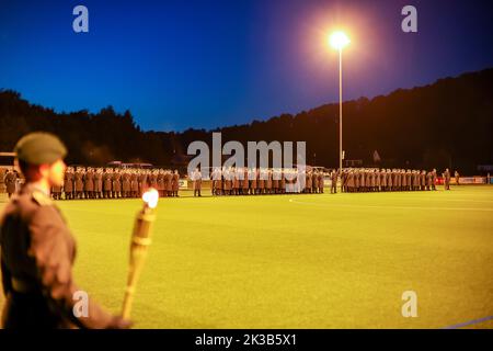 Pockau Lengefeld, Deutschland. 22. September 2022. Rekruten der Marienberger Jäger des Panzergrenadier-Bataillons 371 stehen für einen Pfandrollaufruf auf einem Sportplatz im Erzgebirge. Während der Zeremonie schwor die 120 Männer und Frauen, der Bundesrepublik treu zu dienen. Das Bataillon ist in Marienberg (Erzgebirgskreis) stationiert und gehört zur Panzergrenadier Brigade 37. Die assoziierten Soldaten können unter anderem zur nationalen und alliierten Verteidigung im in- und Ausland eingesetzt werden. Quelle: Jan Woitas/dpa/Alamy Live News Stockfoto