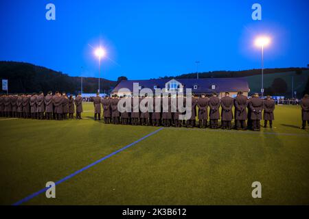 Pockau Lengefeld, Deutschland. 22. September 2022. Rekruten der Marienberger Jäger des Panzergrenadier-Bataillons 371 stehen für einen Pfandrollaufruf auf einem Sportplatz im Erzgebirge. Während der Zeremonie schwor die 120 Männer und Frauen, der Bundesrepublik treu zu dienen. Das Bataillon ist in Marienberg (Erzgebirgskreis) stationiert und gehört zur Panzergrenadier Brigade 37. Die assoziierten Soldaten können unter anderem zur nationalen und alliierten Verteidigung im in- und Ausland eingesetzt werden. Quelle: Jan Woitas/dpa/Alamy Live News Stockfoto