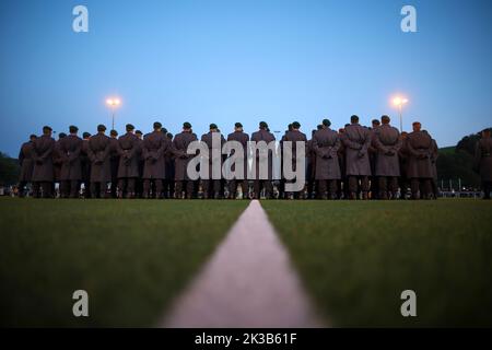 Pockau Lengefeld, Deutschland. 22. September 2022. Rekruten der Marienberger Jäger des Panzergrenadier-Bataillons 371 stehen für einen Pfandrollaufruf auf einem Sportplatz im Erzgebirge. Während der Zeremonie schwor die 120 Männer und Frauen, der Bundesrepublik treu zu dienen. Das Bataillon ist in Marienberg (Erzgebirgskreis) stationiert und gehört zur Panzergrenadier Brigade 37. Die assoziierten Soldaten können unter anderem zur nationalen und alliierten Verteidigung im in- und Ausland eingesetzt werden. Quelle: Jan Woitas/dpa/Alamy Live News Stockfoto