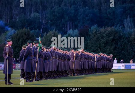 Pockau Lengefeld, Deutschland. 22. September 2022. Rekruten der Marienberger Jäger des Panzergrenadier-Bataillons 371 stehen für einen Pfandrollaufruf auf einem Sportplatz im Erzgebirge. Während der Zeremonie schwor die 120 Männer und Frauen, der Bundesrepublik treu zu dienen. Das Bataillon ist in Marienberg (Erzgebirgskreis) stationiert und gehört zur Panzergrenadier Brigade 37. Die assoziierten Soldaten können unter anderem zur nationalen und alliierten Verteidigung im in- und Ausland eingesetzt werden. Quelle: Jan Woitas/dpa/Alamy Live News Stockfoto