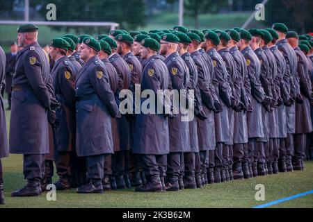 Pockau Lengefeld, Deutschland. 22. September 2022. Rekruten der Marienberger Jäger des Panzergrenadier-Bataillons 371 stehen für einen Pfandrollaufruf auf einem Sportplatz im Erzgebirge. Während der Zeremonie schwor die 120 Männer und Frauen, der Bundesrepublik treu zu dienen. Das Bataillon ist in Marienberg (Erzgebirgskreis) stationiert und gehört zur Panzergrenadier Brigade 37. Die assoziierten Soldaten können unter anderem zur nationalen und alliierten Verteidigung im in- und Ausland eingesetzt werden. Quelle: Jan Woitas/dpa/Alamy Live News Stockfoto