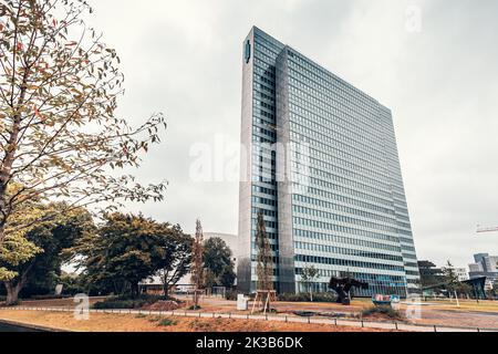 21. Juli 2022, Düsseldorf, Deutschland: Bürogebäude Dreischeibenhaus Wolkenkratzer Stockfoto