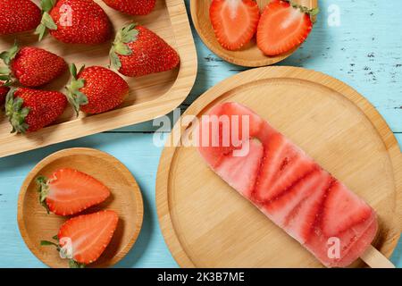 Draufsicht Erdbeerscheiben Popsicle mit frischen Erdbeeren Stockfoto