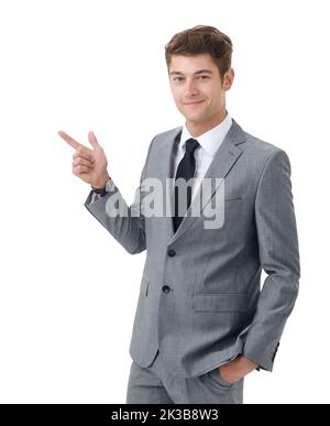 Lassen Sie mich Ihnen zeigen ... Ein hübscher junger Geschäftsmann, der in Richtung Copyspace zeigt. Stockfoto