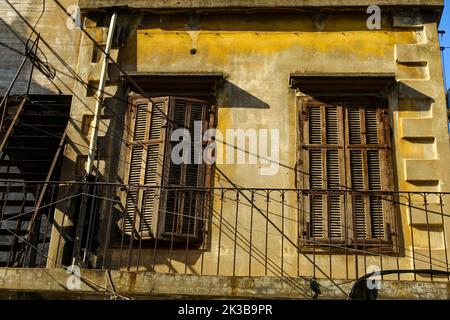 Die Holzfenster eines alten historischen traditionellen libanesischen Hauses Stockfoto