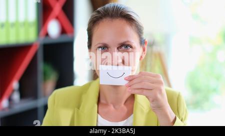 Glückliches und lächelndes Mädchen mit einem Lächeln auf Papier gezeichnet Stockfoto