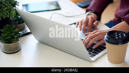 Laptop-, Büro- und Geschäftsfrau tippt per Tastatur für E-Mail, Internet-Suche oder Copywriting im Marketing- oder Social-Media-Management Stockfoto