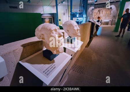 22. Juli 2022, Neandertalmuseum, Deutschland: Rekonstruktion des Schädels und Gesichts eines Neandertalers und eines prähistorischen Höhlenmenschen im Museum. Anthropologie Stockfoto