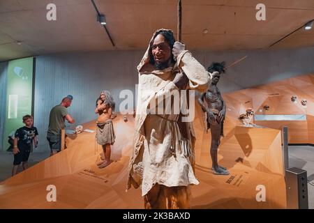 22. Juli 2022, Neanderthal Museum, Deutschland: Detaillierte Wachsfiguren von Neanderthal-Jägern und einem prähistorischen Höhlenmenschen im Museum. Homo Sapiens Anthropolo Stockfoto
