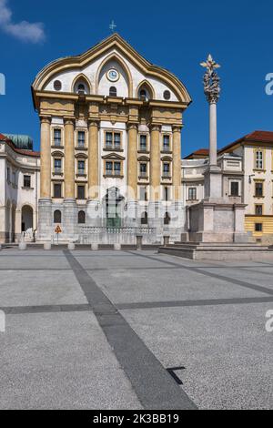 Ursulinenkirche der Heiligen Dreifaltigkeit, barockes Wahrzeichen der Stadt aus dem Jahr 1726 und Säule der Heiligen Dreifaltigkeit in der Stadt Ljubljana, Slowenien, Blick vom Congr Stockfoto